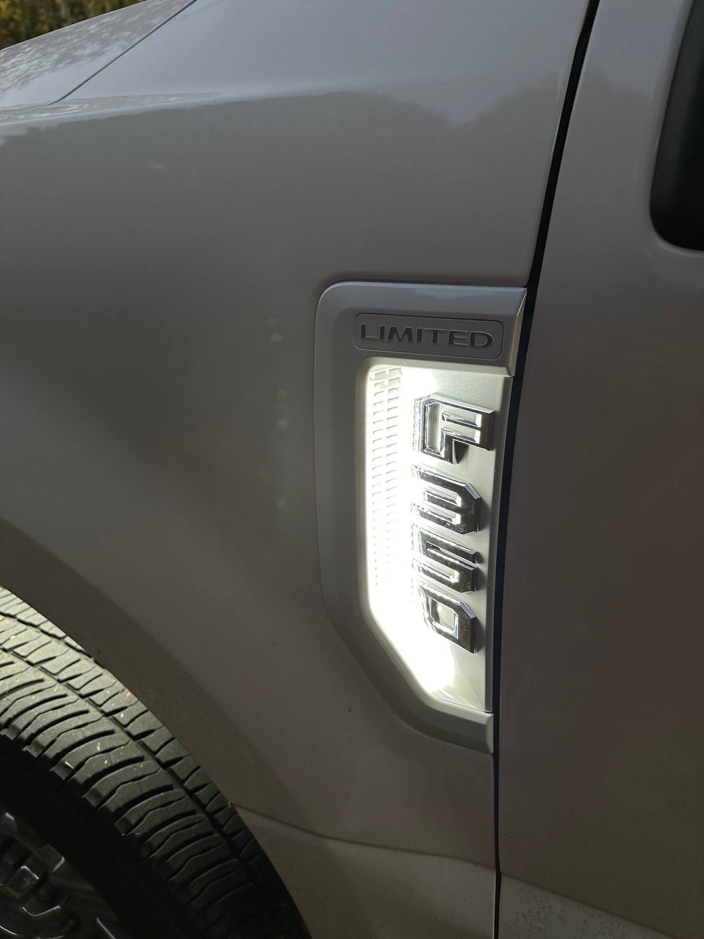 17-22 F250/F350 Fender Vent Badge Lights